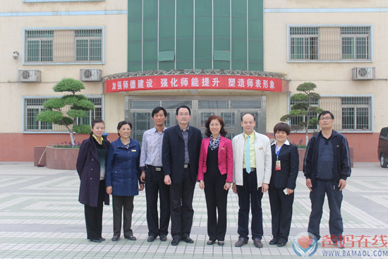 爸妈在线副董事长、常务副总裁吕明臻；陕西中心主任贺连津；陕西督委郑莉莉；与三原北中郝校长、任副校长、办公室朱主任等在学校办公楼前合影6.jpg