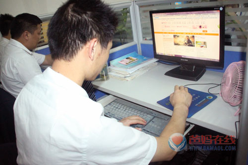 网站部副部长文金林在制作网页模版