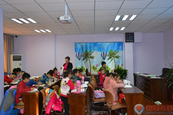 　　在新的一年里，爸妈在线廊坊心身健康咨询中心迎来了第一个儿童德、身、心冬令营活动。报名参与冬令营活动的儿童近三十余名，参与讲课的专业教师十余名。本次冬令营活动，真正的做到了让孩子在寒假期间过的充实、过的快乐。在潜移默化的学习当中成长，在各种特色游戏中进步。　　在短短的十天里，每一个孩子都有了一个大幅度的提升，在道德品质方面也有了更深的理解。公司为孩子们开设了《沙盘游戏》、《软陶游戏》、《思维导图》、《户外拓展》、《品德培育》、《论语经典诵读》、《艺术绘画》等一系列经典课程。这些课程满足了孩子的好奇心，开发了孩子的想象力，从而得到评。　　论语经典诵读白老师在与孩子们一同诵读论语　　老师们在带领孩子做沙盘游戏、　　老师们在带领孩子制作软陶　　及老师在教孩子们学习艺术绘画　　孩子的家长与孩子一起参加最后一堂诵读课，一起举行结业仪式　　参与冬令营的师生集体合影留念　　详情登陆爸妈在线廊坊中心官网http://www.bamaol.com/zx/hblf　　咨询电话0316--2607572