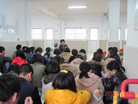 1没有凳子并没有阻挡我们学习.jpg