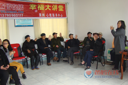 爸妈在线莱州市心理咨询中心“雷锋日”爱心献老人
