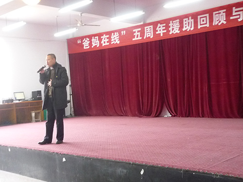 爸妈在线董事长胡煜先生在联欢会上演唱《走在青草地》3-(1).jpg