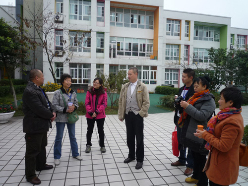 1胡总在绵竹二幼听取援助老师的工作汇报.JPG