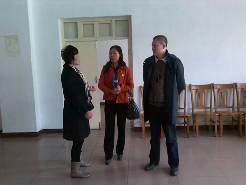 胡总再听民政局副局长的介绍.jpg
