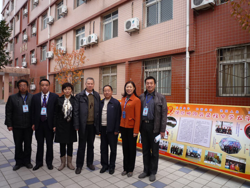 爸妈在线董事长胡煜先生在援助五年展板前和略阳县领导及学校领导合影3-).jpg