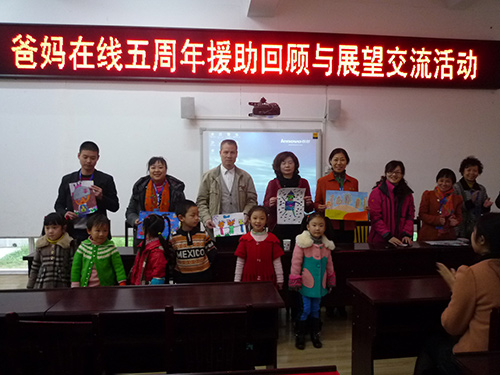 二幼小朋友给心理援助专家献上他们亲手绘制的图画(1).JPG