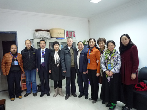 爸妈在线董事长与略阳县领导及爸妈在线灾区援助团成员合影1.JPG