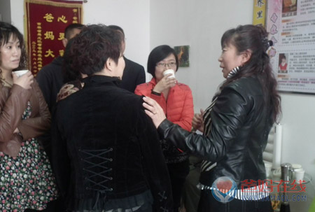 何彩霞书记与新老朋友交流.jpg