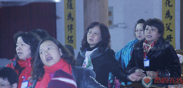 　　爸妈在线2015首届健康讲师生命品质培训盛大开幕　　2015年 3月7日早八点整，爸妈在线2015首届健康讲师生命品质培训在浙江兰溪隆丰禅寺盛大开幕。　　开幕会议上，爸妈在线董事局主席夏建国先生做出重要的讲话。爸妈下线专家讲师团100余人参加开幕式。　　会上夏主席说明本次培训的重要性，健康讲师的生命品质的高低决定了讲师能为人类心身健康做出多大的贡献　　本次培训以同修共进，相互提升为主，如何修，如何提升讲师的生命品质和德行德量，　　夏主席提出几大核心问题，如我的生命意义等问题，让在场的讲师深刻的思考和讨论!　　到场的讲师对本次生命品质培训充满了信心和期待!