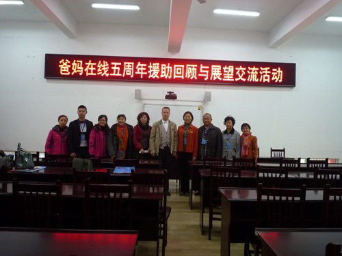1爸妈在线胡总和心理援助专家与二幼领导合影.JPG