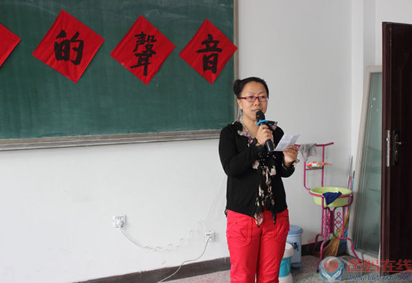 　　曾几何时，人们听惯了大自然的声音;听惯了马路上汽车鸣笛;听惯了人与人之间浮夸的话语，人也逐渐变得躁动不安。人可曾聆听那发自内心的呼唤?　　爸妈在线齐齐哈尔中心副主任庞瑞华主持　　2015年4月11日下午，爸妈在线齐齐哈尔市中心主任鹿凤山，与部分会员和心理学爱好者，与齐齐哈尔医学院的大学生一起，在齐齐哈尔医学院大学生心理咨询中心团体活动室，举办一场团体心理咨询公益活动。　　爸妈在线齐齐哈尔中心主任、心脑成像创始人鹿凤山副教授主讲　　一位参加者的内心独白，引起大家的思考：在孩童时代，由于受到不懂教育的父母偏激的做法，丧失了自信心，成年成家后遭遇到挫折的婚姻，没有了安全感，一直受着痛苦地煎熬，几近崩溃。鹿教授用他的博学，采用心脑成像积极心理学的方法，又用彩虹卡中积极的充满爱、希望的话解决了她多年尘封心底的问题。　　“眉目传情”沟通训练　　我们每个人最不了解的是自己，我的本性、我的缺失、我的形象……但大多时刻，我们的内心却被外物蒙蔽遮掩，不愿意承认或听不到内心的声音。整场活动中，我也由此更加感受到，只有在心灵宁静的时刻才能拨动琴弦，只有心灵的足够强大，才能面对生活中的挫折。也领悟到作为心理学工作者，要有博大的胸怀，以积极向上的心态，释放正能量，才能“倾听心灵的声音”，也希望自己多多参加学习，得以净化和升华心灵。　　“心脑成像”帮助我们倾听心籁之音