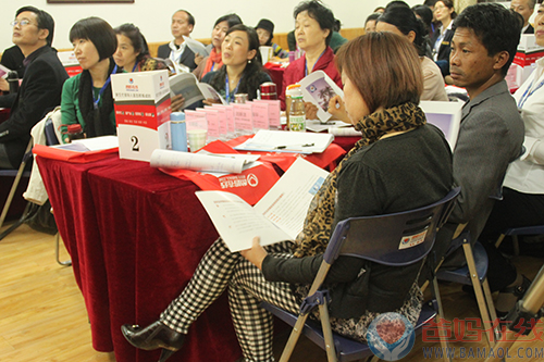 主任手执OEP教材.JPG