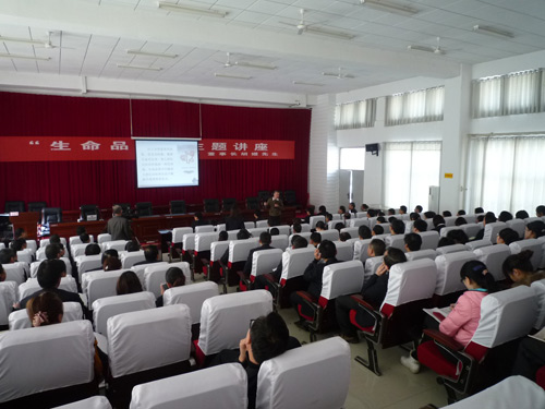 爸妈在线胡总在为略阳一中的老师进行培训.JPG