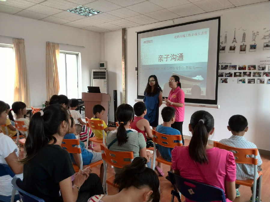 社工在介绍爸妈在线心理咨询师李敏儿