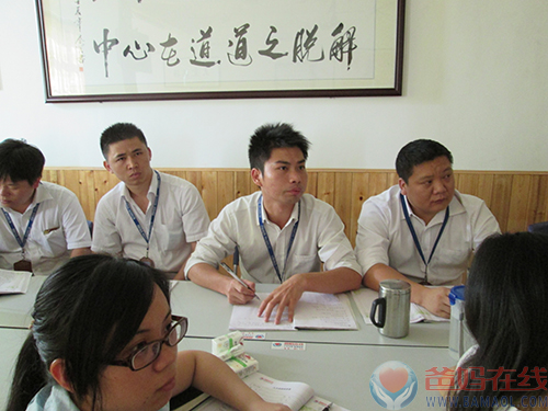 员工认真记笔记.JPG