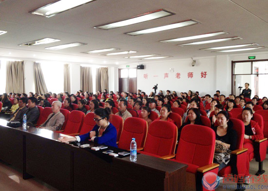 　　积极心理学进校园活动报道　　2014年5月9日，齐齐哈尔医学院心理咨询中心主任鹿凤山副教授在齐市第二中学为建华区100余名小学班主任进行了为时90分钟的心理健康培训。　　鹿老师从小游戏“比长短”开始，用简单的两支笔形象的展现了在日常生活中错觉的产生，引发了现场人员浓厚的兴趣。其次，鹿老师图文并茂的讲解了传统心理学与积极心理学的区别，从“习得性无助”到“习得性乐观”，明确人们处理问题的方式是可以建构的。当我们选择用积极、正向的思维去面对、解决问题时，答案便有所不同。同时鹿老师还用“说文解字”和“看图说话”两种新颖的教学方法将心理学与国学、传统文化相结合，意在告诉大家，在积极乐观的同时还要与人为善，因为在能量等级图中，当你得到肯定、与人为善的时候能量等级处在较高水平，也能体会到更多的快乐与满足。　　活动的最后，鹿老师向大家介绍了积极心理学工具：彩虹卡、涟漪卡，邀请现场有兴趣或有困惑的老师上前抽取，大家积极的抽取并频频的点头，卡片上几句简单的话语让人思绪万千，“我已经受到了启发”一位刚刚抽取的男老师讲到。　　心理学本身就是与生活紧密相关的学科，积极心理学的出现更是现在心理学发展的必然趋势，所以，希望大家充分运用积极心理学去过一个成功快乐的人生!