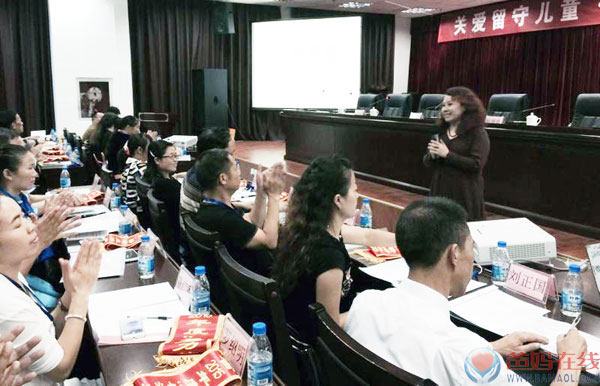 2015年9月9日在教师节来临之际，为了帮助山区教师拉近与留守儿童的距离，由共青团贵州省委、共青团青少年发展基金会，特邀爸妈在线心理剧学院院长、中国管理科学研究院学术专业委员会特约研究员杨丽春教授，为贵州省教育一线的100名山村优秀教师，讲授以"关爱留守儿童和困境儿童"的主题专题讲座。