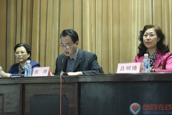 陕西三原北城中学郝校长在授牌启动中国梦.jpg