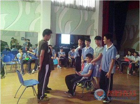 爸妈在线贵州心理咨询中心杨丽春主任为深圳市康桥书院高三学生心理减压